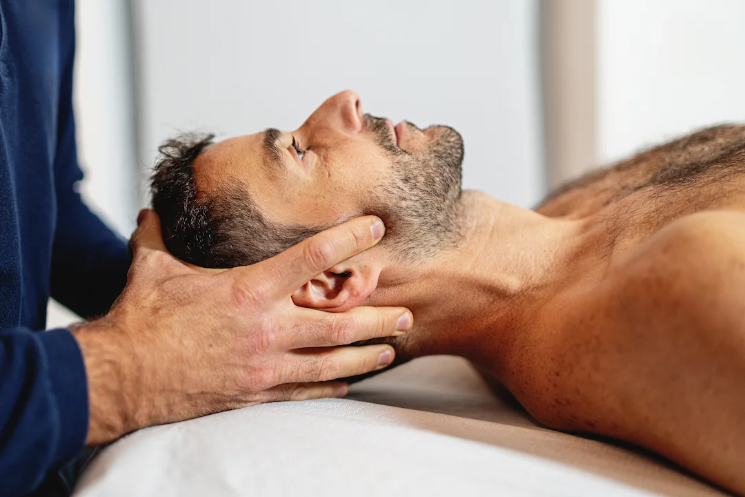 Dr Marc Pérez réalisant une manipulation cervicale, ostéopathe Paris 13
